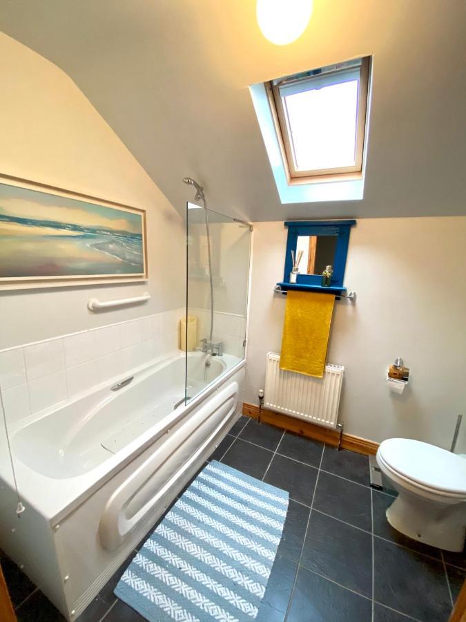 3 Bedroom House Located In Centre Of Carndonagh Kültér fotó
