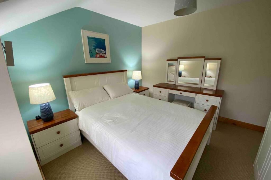 3 Bedroom House Located In Centre Of Carndonagh Kültér fotó